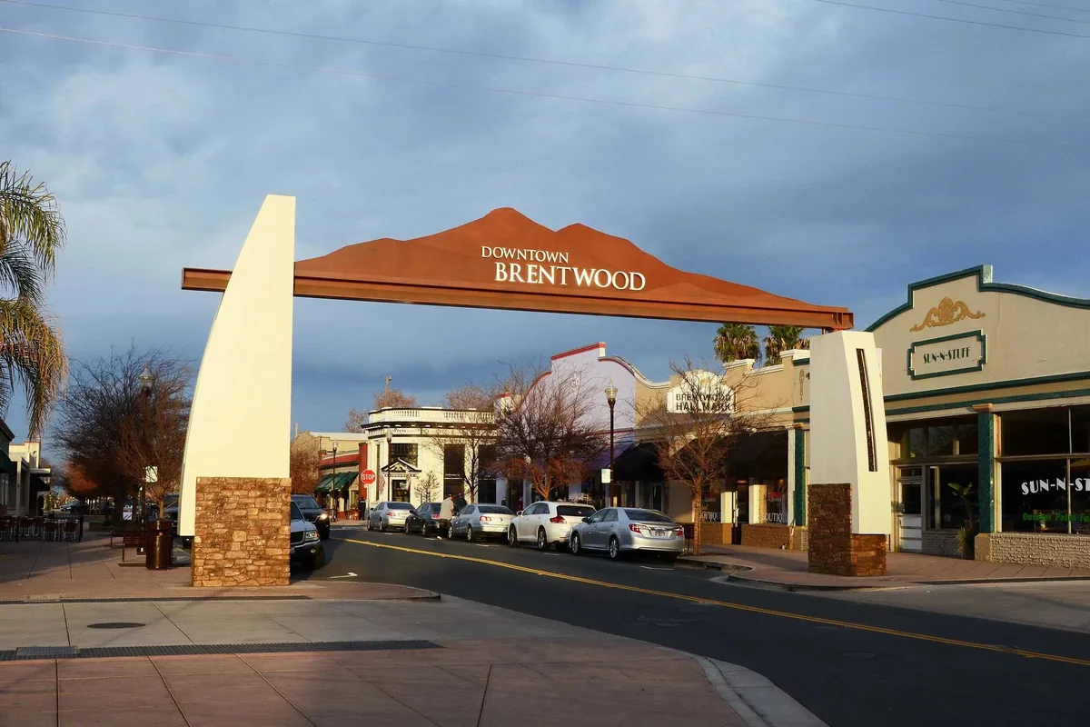 Professional window cleaning in Brentwood, Tennessee — downtown Brentwood
